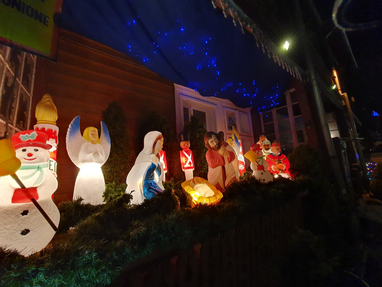 Weihnachtliche Krippe mit beleuchteten Figuren