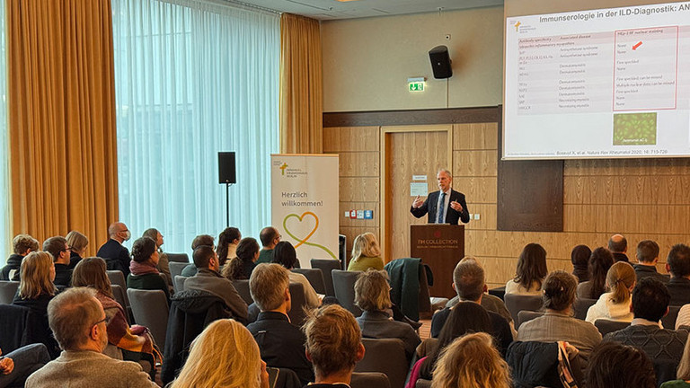 Prof. Andreas Krause am Rednerpult vor Zuschauern, Fachvortrag, Interdisziplinäres Symposium Entzündliche Erkrankungen in der Rheumatologie und Neurologie, Immanuel Krankenhaus Berlin, Berlin-Buch Prof. Andreas Krause am Rednerpult vor Zuschauern, Fachvortrag, Interdisziplinäres Symposium Entzündliche Erkrankungen in der Rheumatologie und Neurologie, Immanuel Krankenhaus Berlin, Berlin-Buch