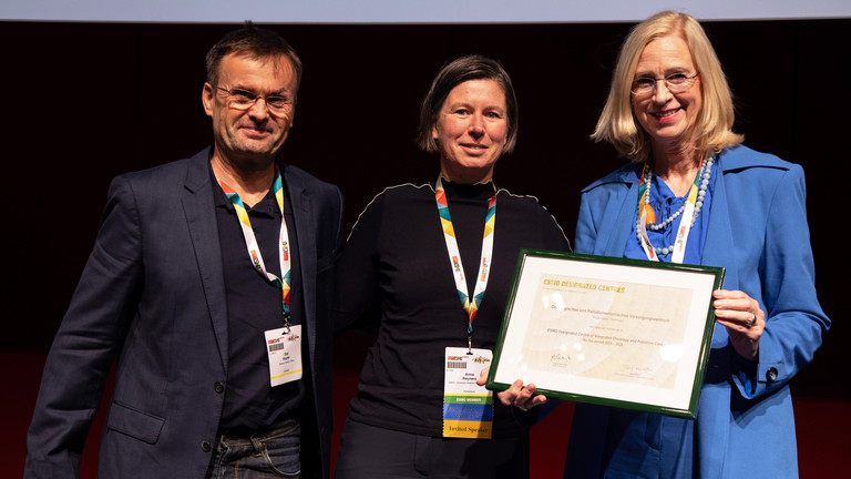 OVZ Märkisch Oderland - Dr. Kerstin Stahlhut (rechts) und Dr. Olaf Hopfer (links) aus Rüdersdorf mit ESMO-Deputy Chair Anna Rreyners (Mitte) bei der Zertifikatsübergabe auf dem ESMO-Kongress in Madrid. (Foto: ESMO)