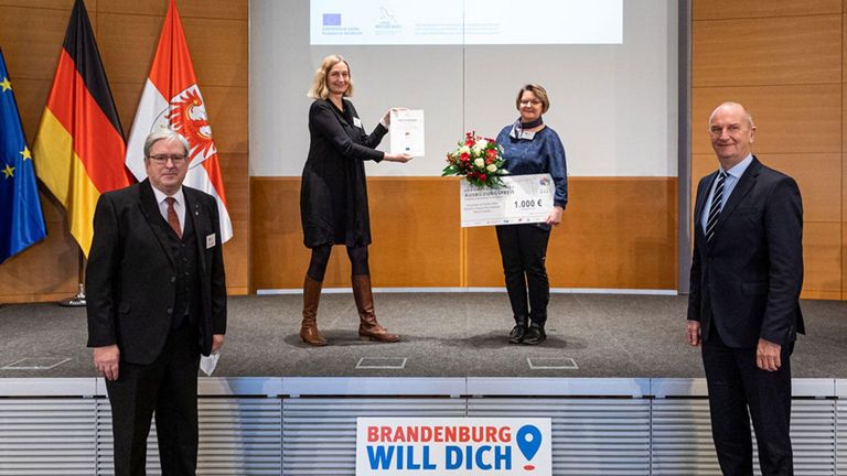 Immanuel Klinik Rüdersdorf - Nachricht - Brandenburger Ausbildungspreis für zwei Rüdersdorfer Unternehmen - Diana Schulz - Prof. Dr.-Ing. Jörg Steinbach - Dr. Katrin Rothländer - Dietmar Woidke - Bild: Agentur Medienlabor | Adam Sevens