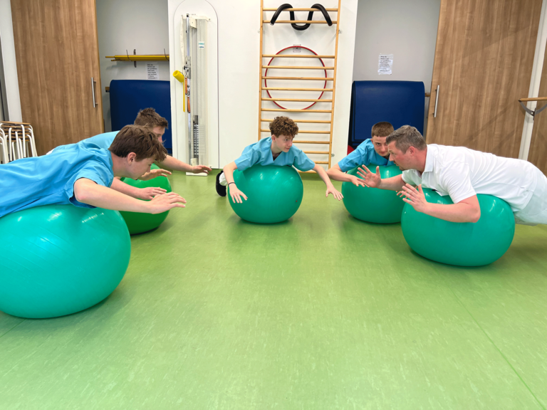 Immanuel Klinik Rüdersdorf - Nachricht - Boys’ Day in Rüdersdorf - Übung auf Gymnastikbällen